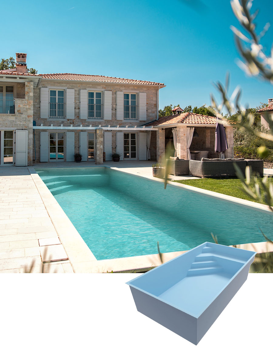 Piscine coque bleu clair intégrée à une villa en pierre avec toit en tuiles, entourée de verdure, mobilier de jardin et éclairage naturel, soulignant un cadre de vie luxueux et relaxant.